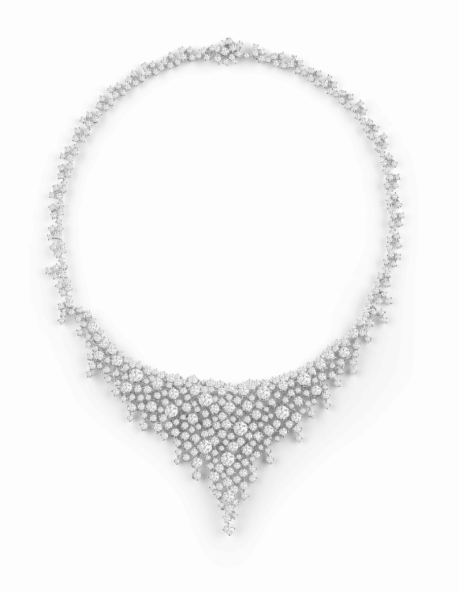 A magnificent white gold necklace expressing the Maison's craftsmanship and creative ingenuity, embellished with 436 brilliant-cut diamonds, for a total of 32.29 carats. 