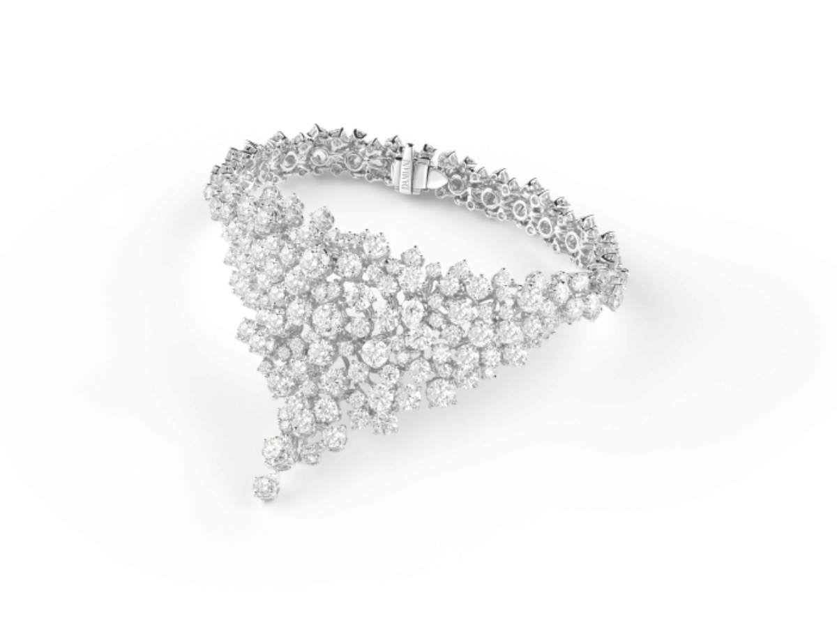 A refined bracelet in dazzling white gold, illuminated by 225 brilliant-cut diamonds, for a total of 24.87 carats.