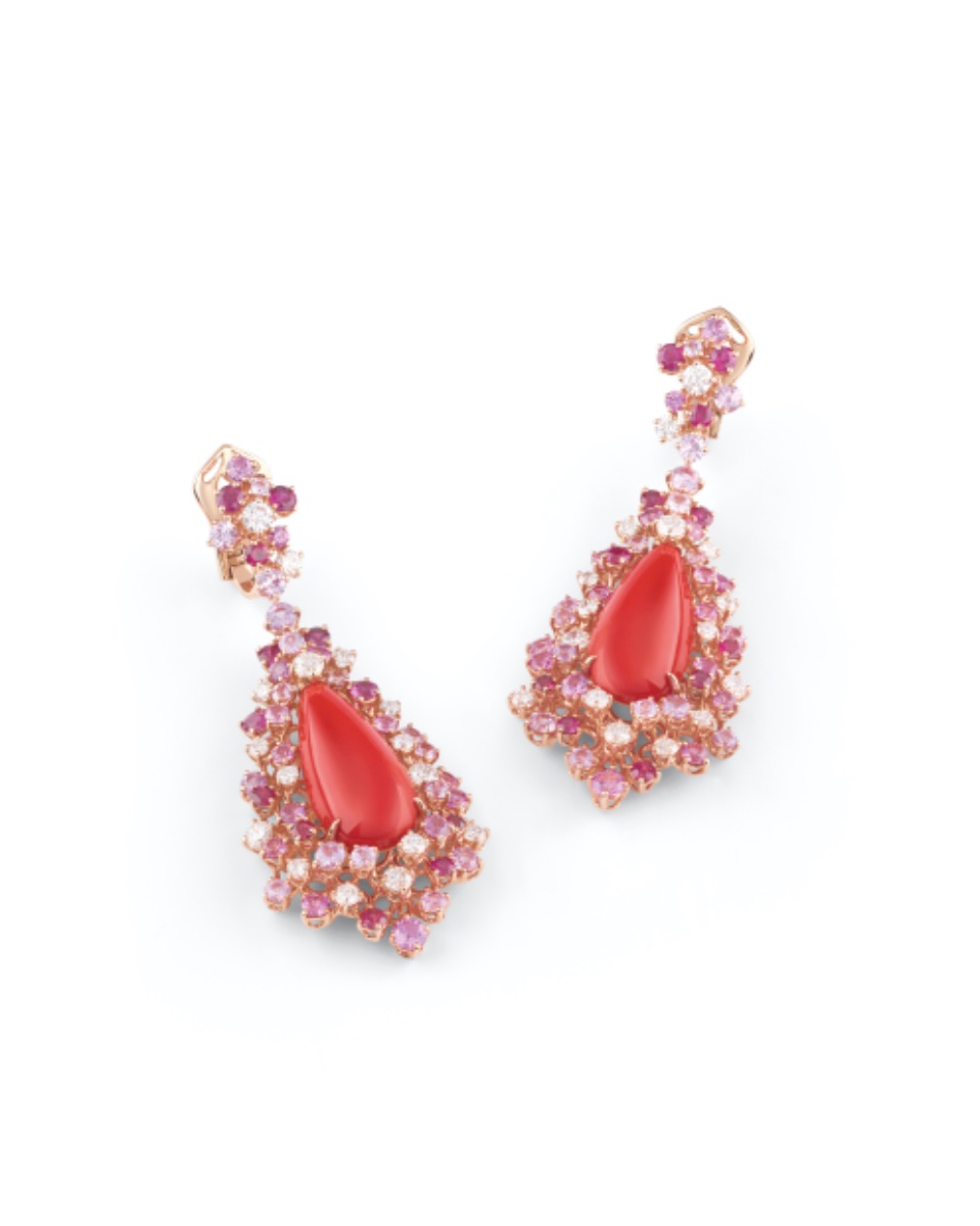 A pair of magnificent pink gold earrings, matching the necklace, crowned by two drop-cut corals (16.05 carats) surrounded by 32 diamonds (2.58 carats), 56 pink sapphires (5.76 carats) and 30 rubies (3.08 carats), all brilliant-cut.