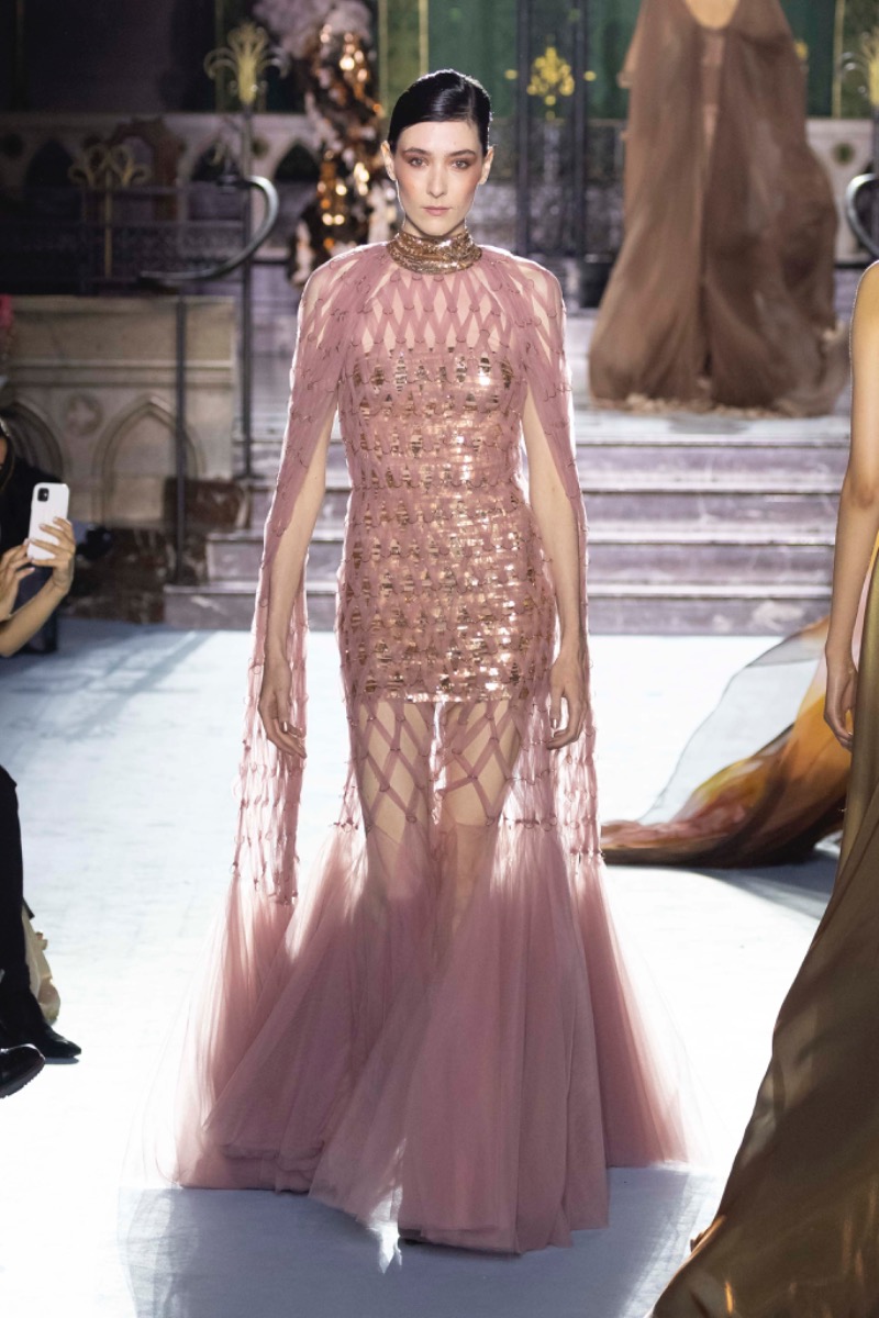 Paris: Georges Chakra Couture  Automne/Hiver 24-25
Chakra's innovative materials such as tressage de tulle with rose gold rings