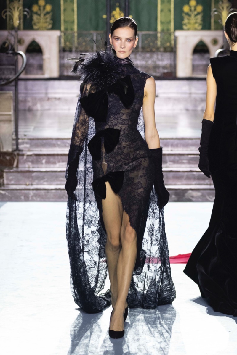 Paris: Georges Chakra Couture  Automne/Hiver 24-25
Delicate lace in black evokes timeless elegance