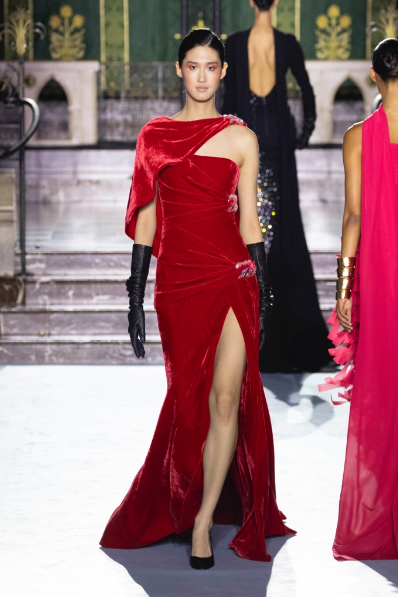 Paris: Georges Chakra Couture  Automne/Hiver 24-25
Bold reds awaken passion and intensity