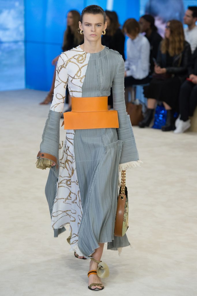 Loewe SS17 Model wearing wide belt on the runway